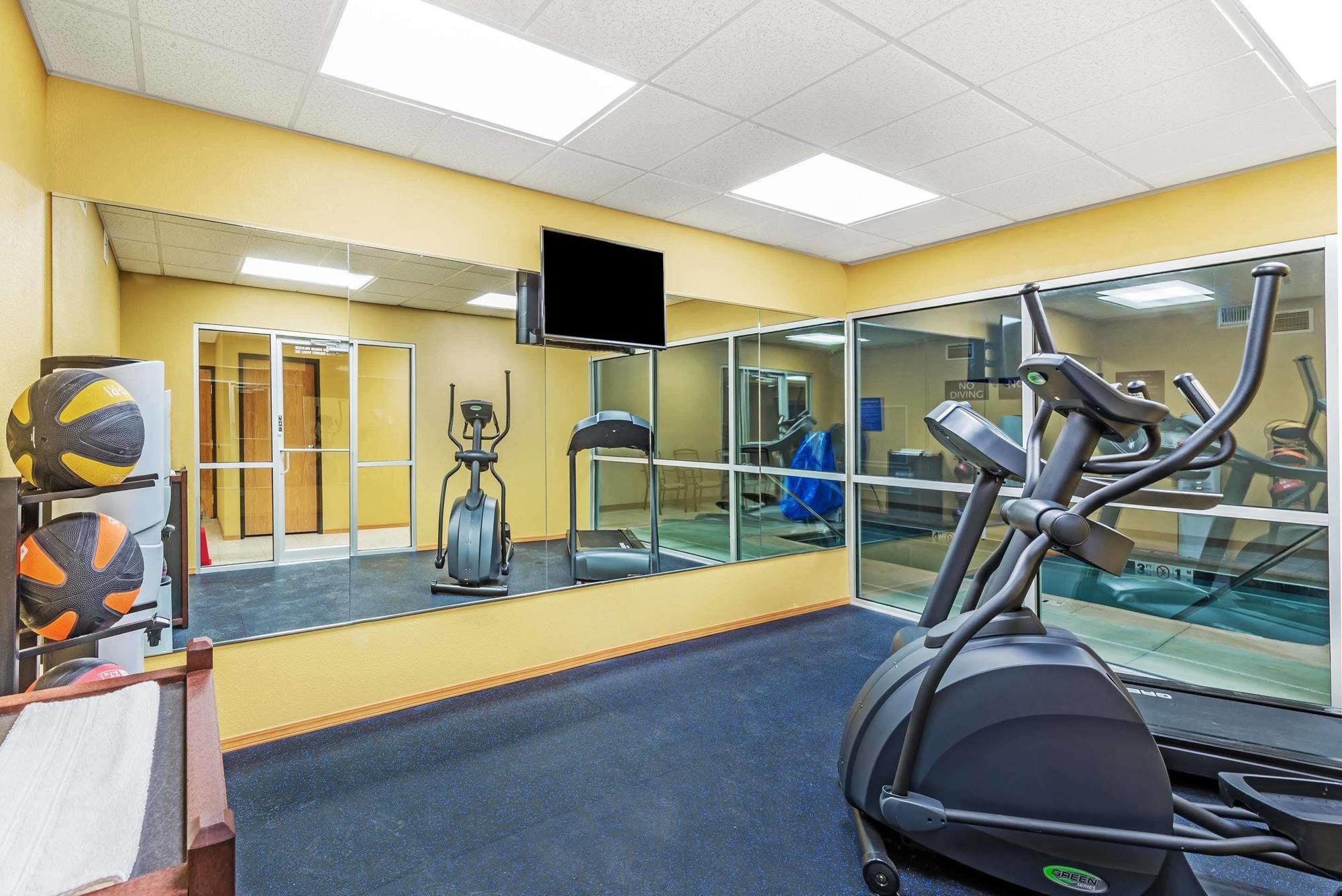 Days Inn & Suites By Wyndham El Dorado Bagian luar foto
